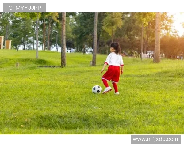 足球明星背影展现女性魅力与运动激情的完美结合